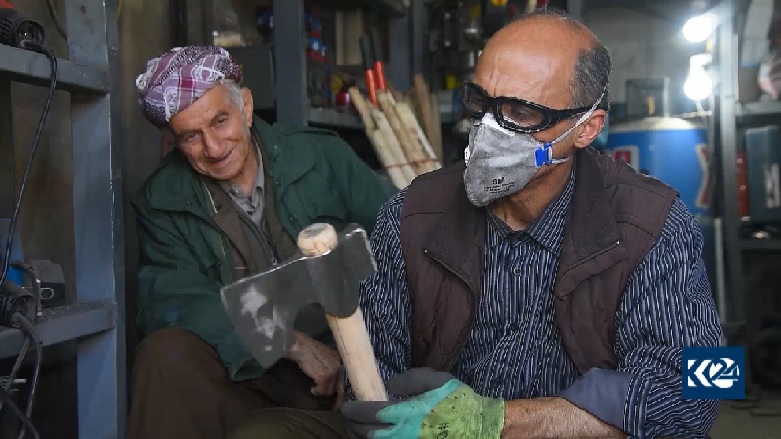 حسین آهنگر حاضر نیست شغل خود را حتی با شلغهای پر درآمد عوض کند